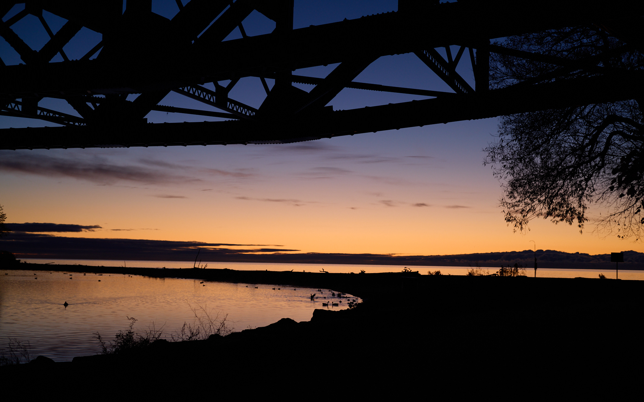 Нужно пройти под мостом и налево по косе до самой восточной (и юго-восточной) точки Торонто на суше