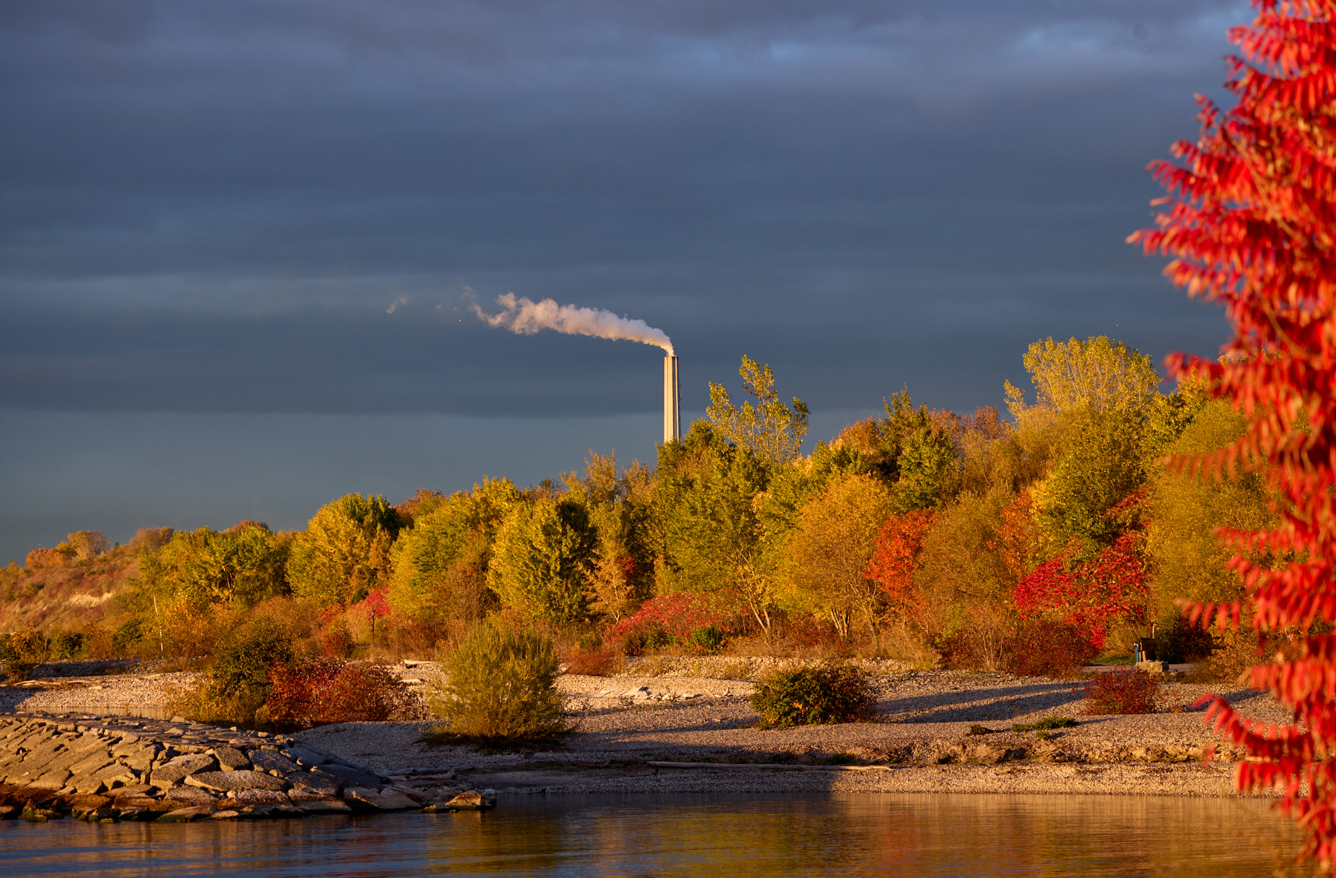 Труба и небо. Труба на территории очистных сооружений Highland Creek