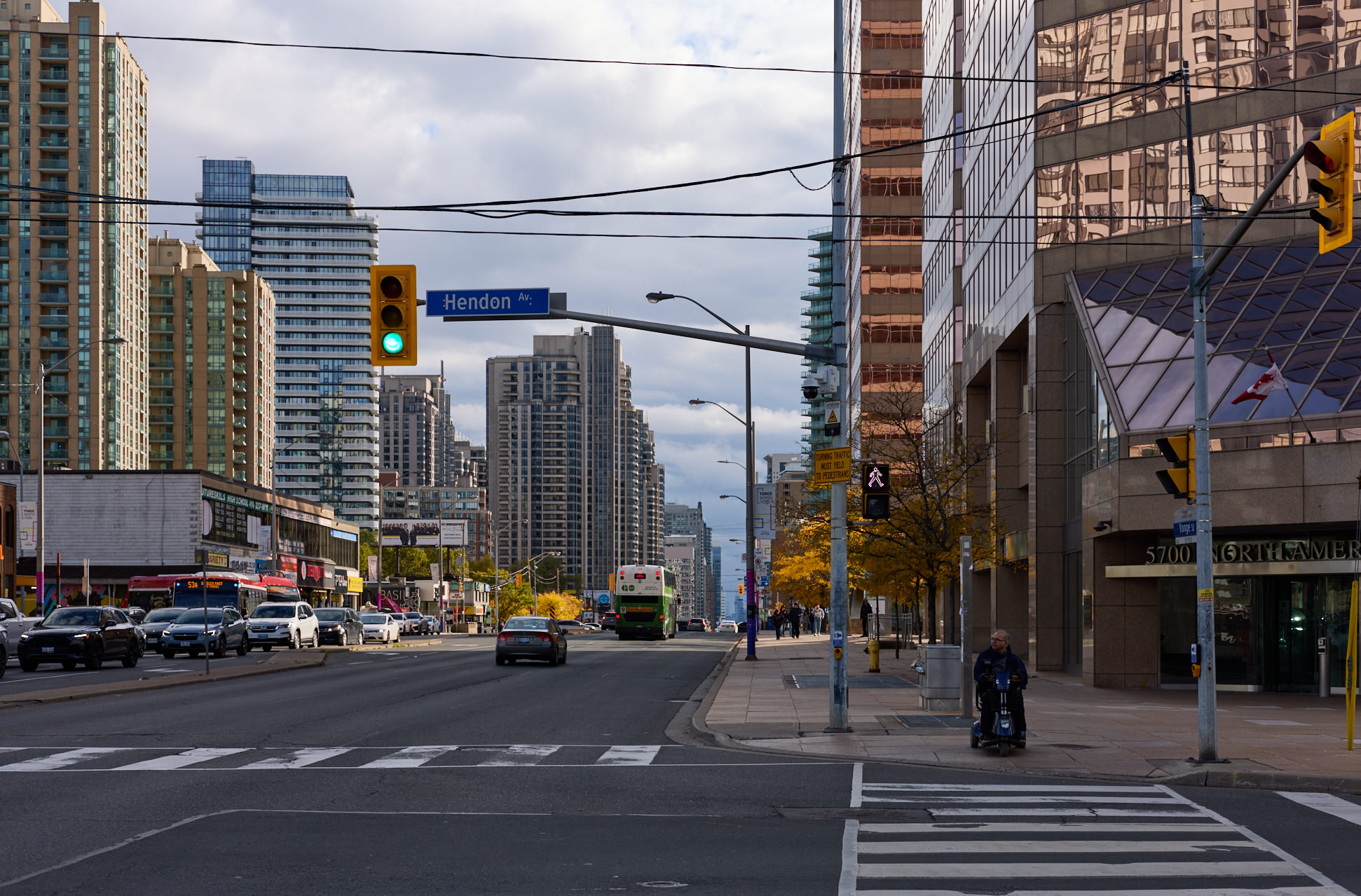Условный экватор — пересечение Yonge street, идущей с юга на север. Там на юге — самый центр. На самом деле пройдено более восьми часов, осталось — меньше пяти