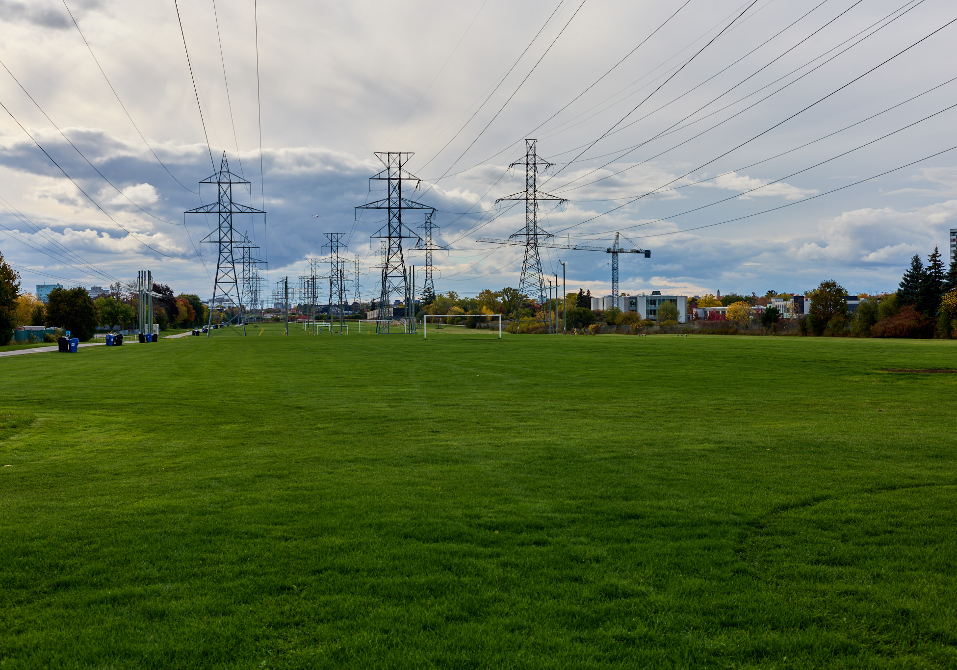 Здесь встречаются и гроздья футбольных полей