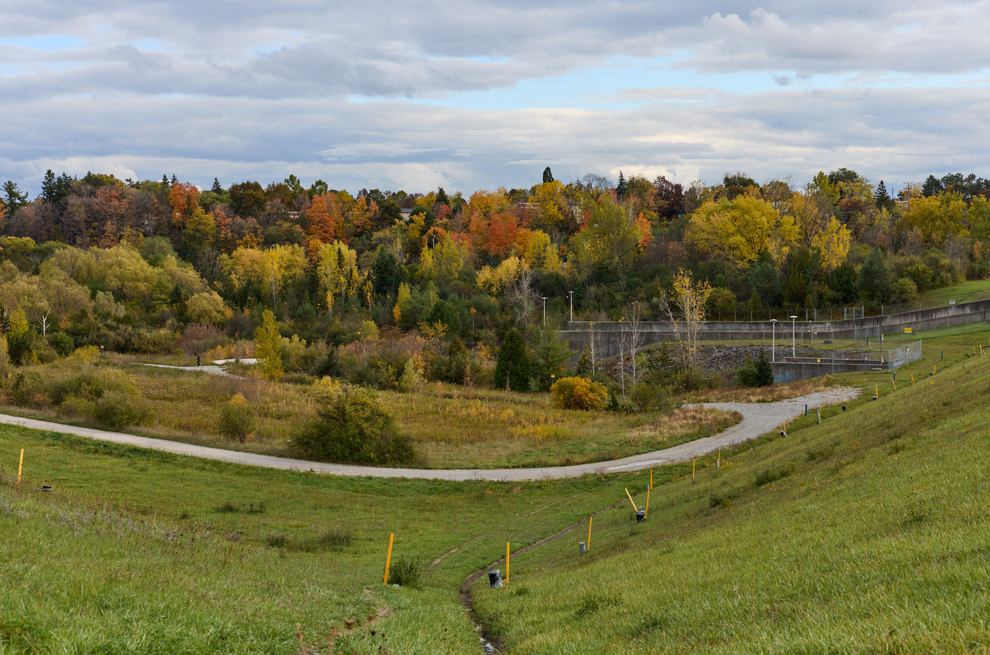 Снято с дамбы (G. Ross Lord), виден бетонированный выход для воды, так зарегулирован Западный Дон
