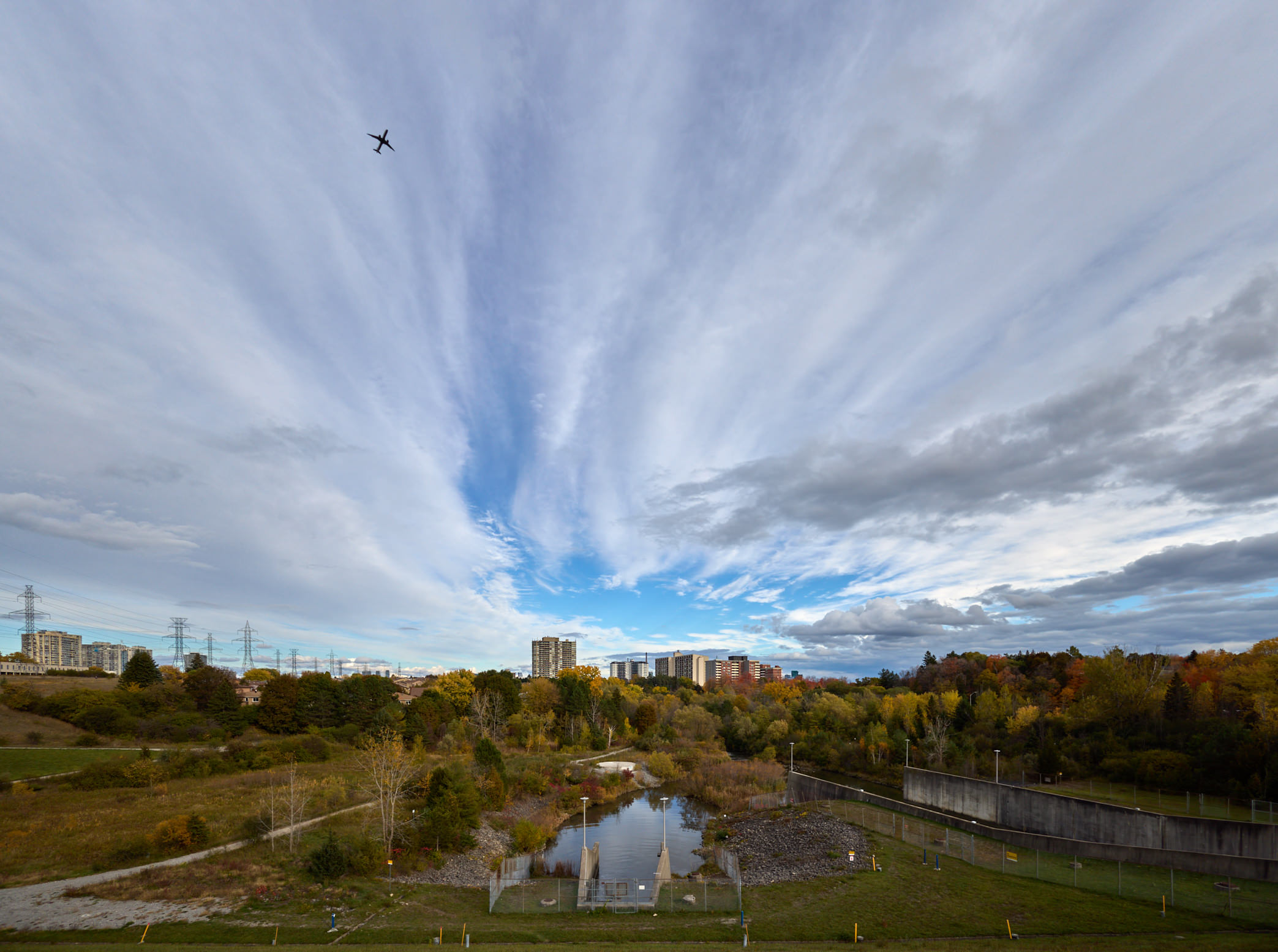 С центра дамбы вниз по течению