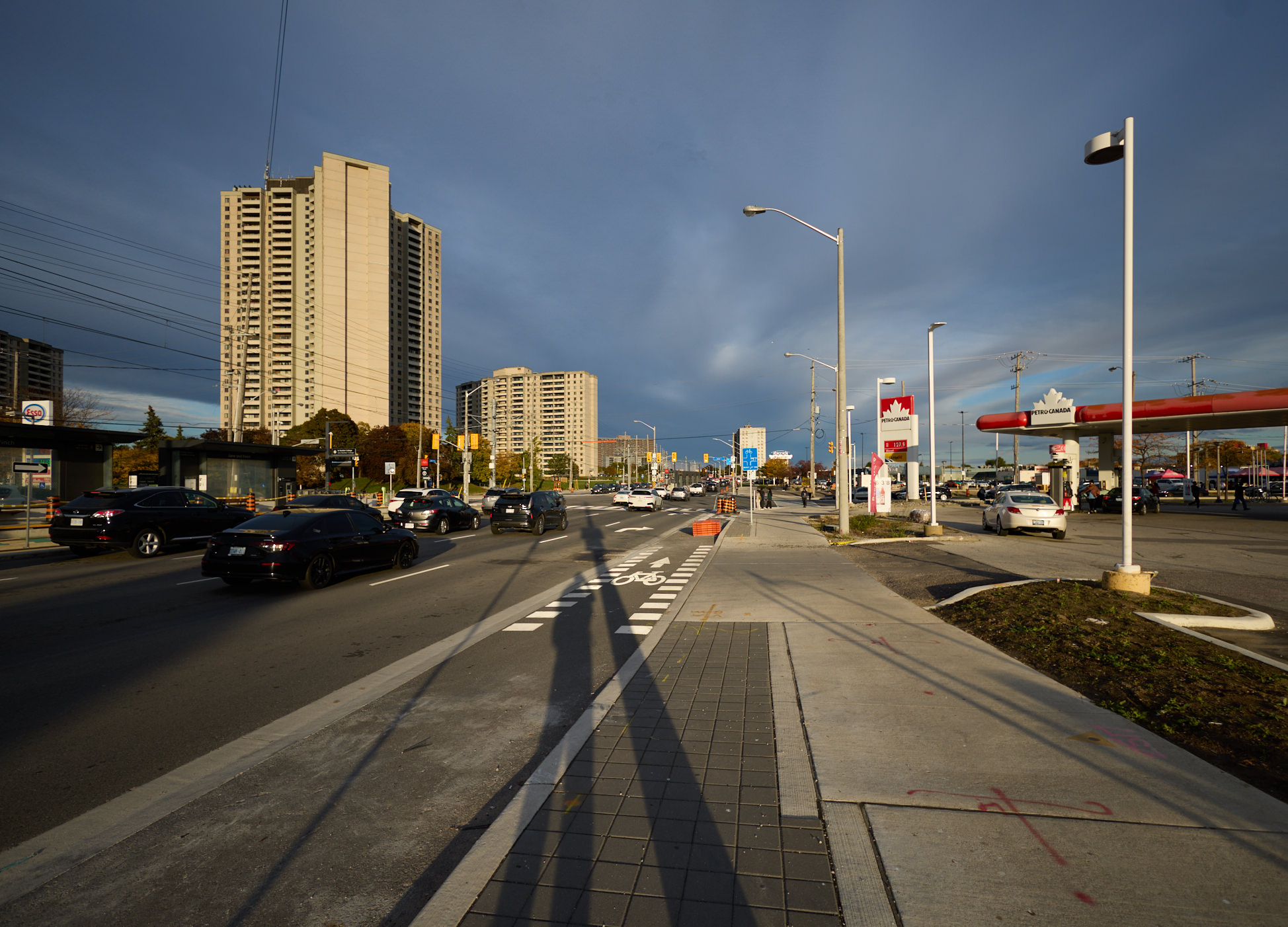 Длинные тени на улице Finch (у пересечения с Jane)